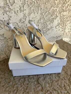 Athlefit Silver Heels Chunk Sandals Size 7.5 New in Box